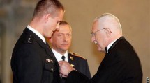 U příležitosti státního svátku České republiky udělil dne 28. října 2007 prezident ČR Václav Klaus medaili dvěma příslušníkům Policie České republiky. Oceněnými byli příslušníci Útvaru rychlého nasazení, kteří působili v...